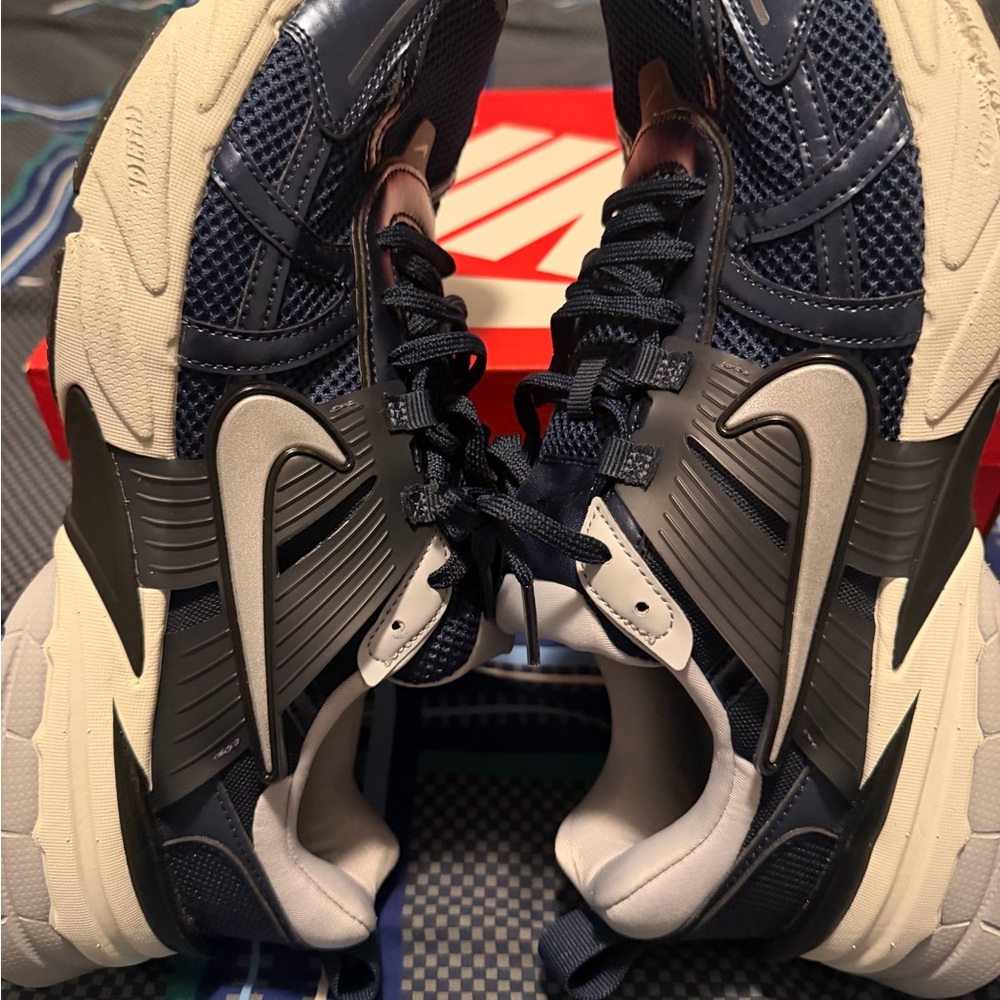 Nike Men’s Navy and Light Gray Athletic Sneakers - Picture 3 of 7